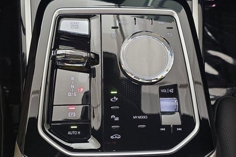 Certified 2023 BMW 740i image 21