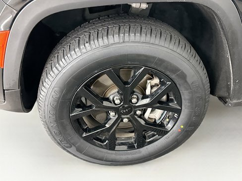 Used 2024 Jeep Grand Cherokee L Laredo image 11