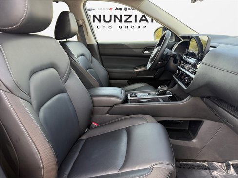 Used 2025 Nissan Pathfinder SL image 16