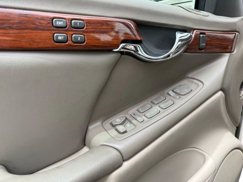 Used 2002 Cadillac De Ville Sedan w/ Comfort/Convenience Pkg image 15