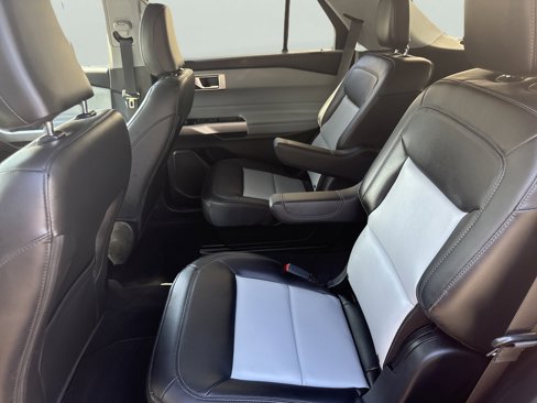 Used 2022 Ford Explorer XLT w/ Equipment Group 202A image 9
