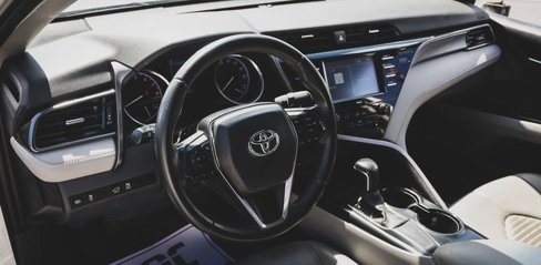 Used 2020 Toyota Camry SE image 2
