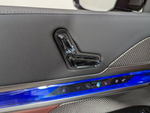 New 2026 BMW 750e xDrive w/ Premium Package image 12