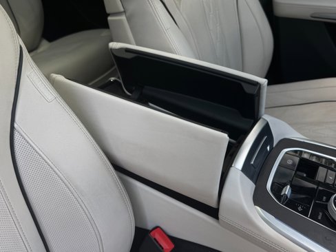 Used 2025 BMW X7 xDrive40i w/ M Sport Package image 27