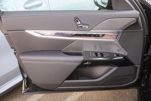New 2026 BMW 760i xDrive w/ Premium Package image 17