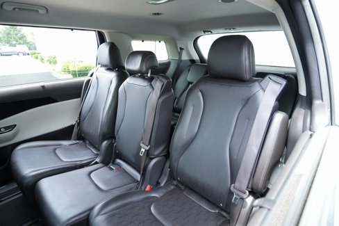 Used 2024 Kia Carnival EX image 22