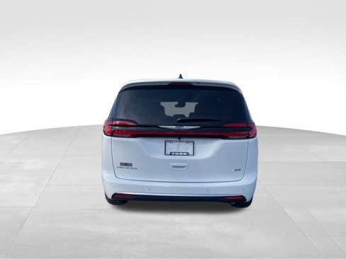 New 2026 Chrysler Pacifica Select image 4