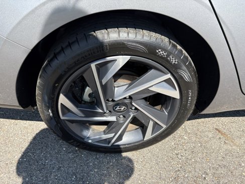 Used 2024 Hyundai Elantra Limited image 15