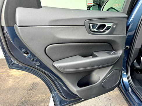 Used 2021 Volvo XC60 T5 Momentum w/ Premium Package image 22