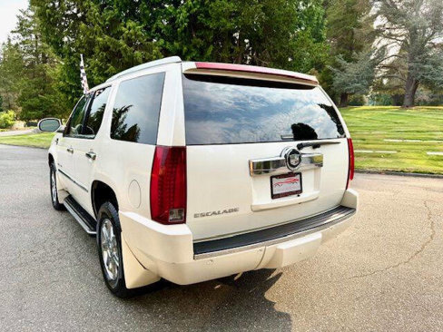Used 2007 Cadillac Escalade AWD w/ Information Package image 8