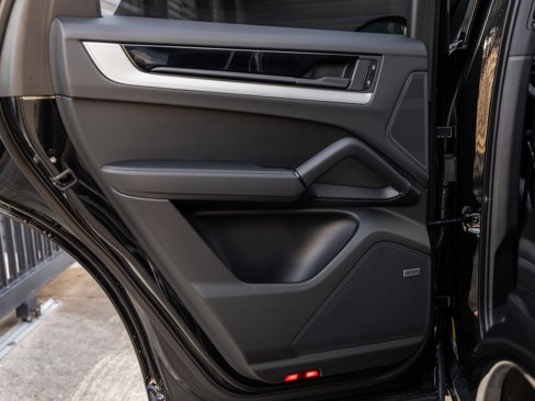 Used 2025 Porsche Cayenne image 31