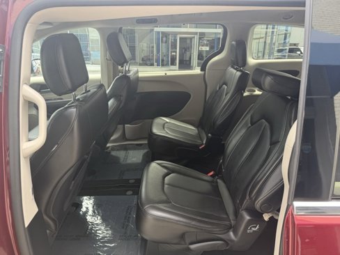 Used 2023 Chrysler Pacifica Touring-L image 10