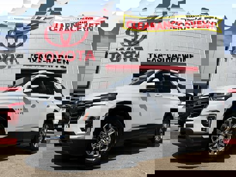 Used 2023 Chevrolet Traverse LT image 1