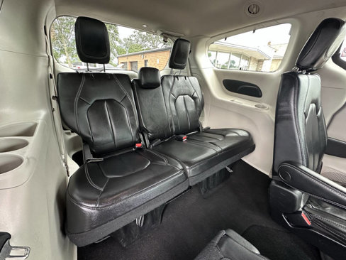 Used 2022 Chrysler Pacifica Touring-L image 14