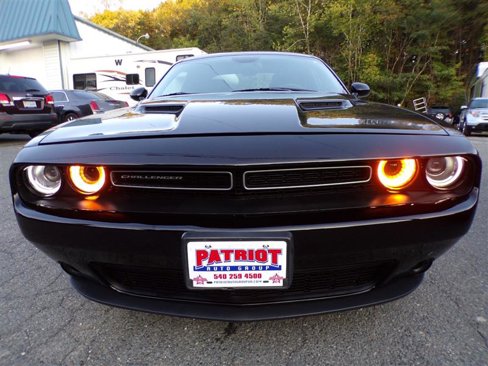 Used 2016 Dodge Challenger SXT image 2