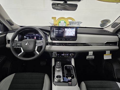 New 2025 Mitsubishi Outlander SE image 13
