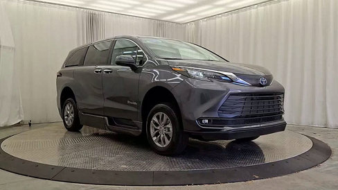 Used 2025 Toyota Sienna XLE image 5