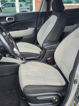Used 2023 Hyundai Venue SEL image 14