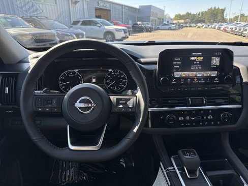 New 2025 Nissan Pathfinder SL image 5