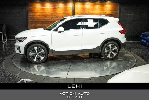 Used 2024 Volvo XC40 B5 Plus image 1