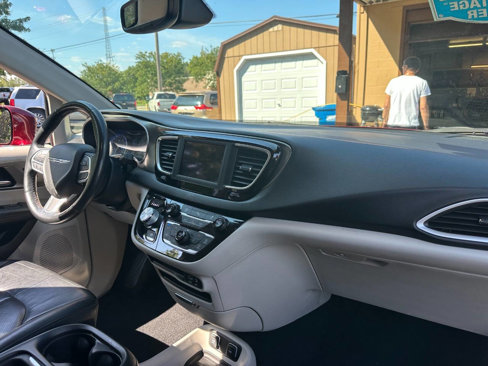 Used 2020 Chrysler Pacifica Touring-L image 19