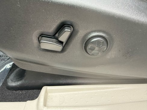 Used 2022 Chrysler Voyager LX image 12