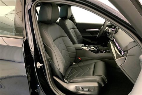 Used 2026 BMW 550e xDrive image 7