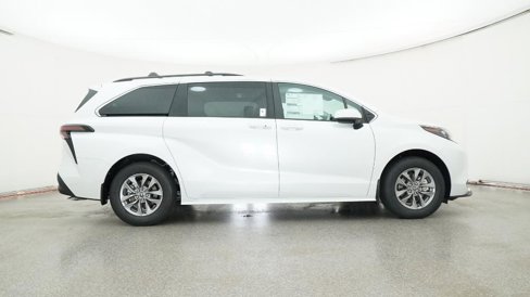 New 2025 Toyota Sienna XLE image 30