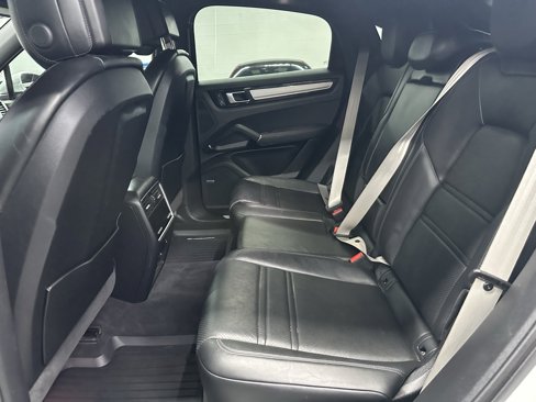 Used 2023 Porsche Cayenne Coupe image 22