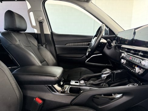 Used 2023 Kia Telluride EX w/ EX Captain's Chair Package image 44