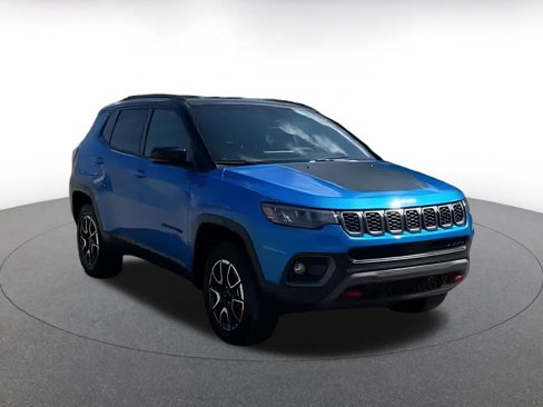Used 2025 Jeep Compass Trailhawk image 3