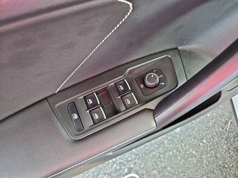Used 2024 Volkswagen Tiguan SE image 27