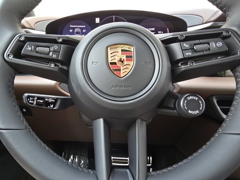 New 2025 Porsche Macan 4S Electric image 17