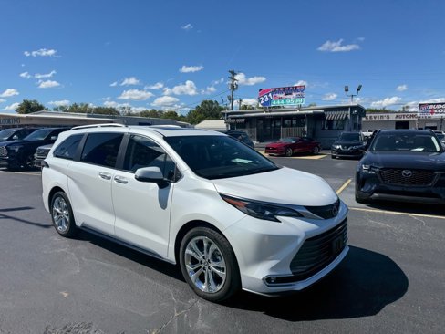 Used 2024 Toyota Sienna Platinum image 2