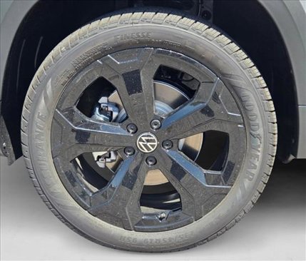 New 2025 Volkswagen Taos SEL image 11