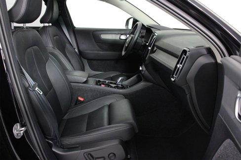 Certified 2025 Volvo XC40 B5 Plus image 29