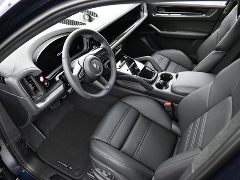 New 2025 Porsche Cayenne Turbo image 4