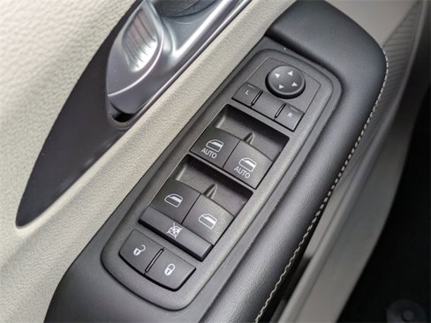 Used 2024 Chrysler Pacifica Touring-L image 22