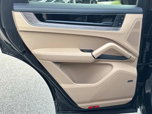Certified 2024 Porsche Cayenne Coupe image 13