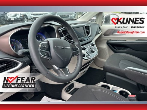 Used 2023 Chrysler Voyager LX image 20