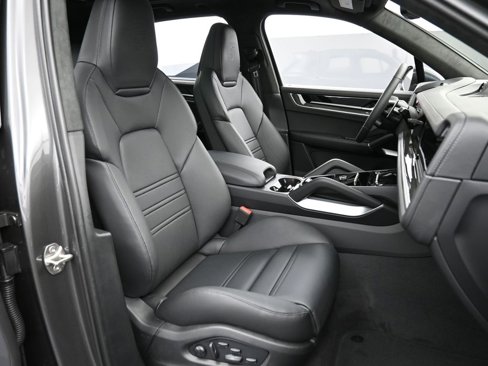 New 2025 Porsche Cayenne Turbo image 34