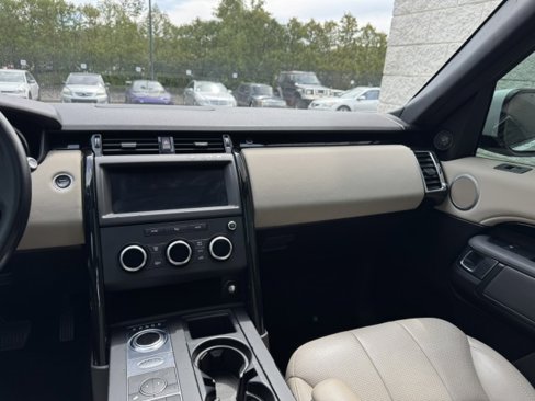 Used 2019 Land Rover Discovery SE image 24