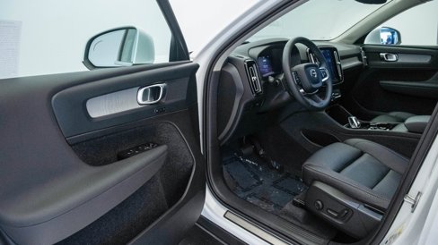 Certified 2025 Volvo XC40 B5 Plus w/ Climate Package image 21