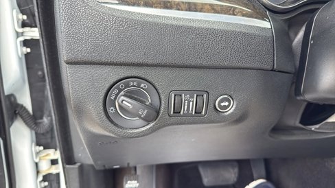 Used 2018 Chrysler 300 Limited w/ Safetytec Plus Group image 18