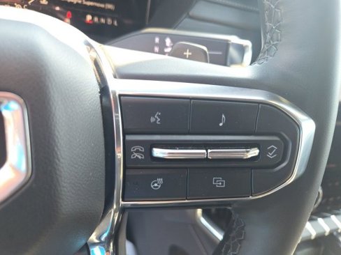 Used 2025 GMC Acadia Elevation image 17