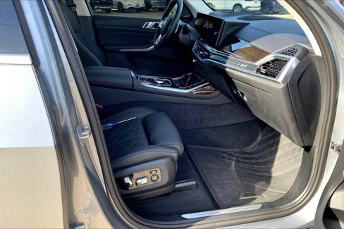 Used 2024 BMW X7 xDrive40i w/ Premium Package image 8