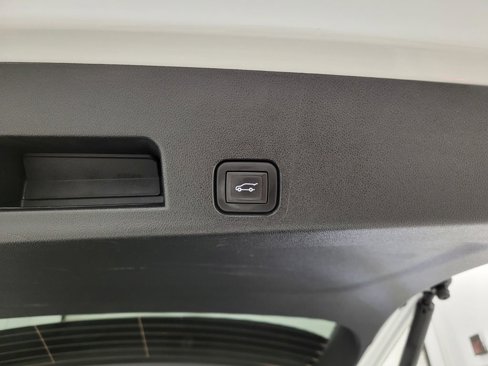 Certified 2025 Chevrolet Traverse LT image 2