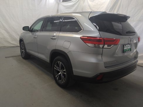 Used 2019 Toyota Highlander LE image 3
