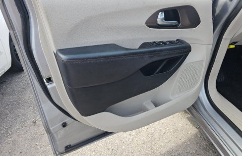 Used 2018 Chrysler Pacifica Touring-L image 9