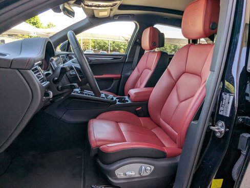 Certified 2025 Porsche Macan image 5